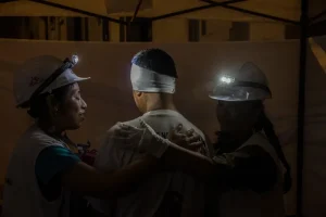 Un paciente de 70 años es atendido por personal de MSF en Lima, Perú, tras ser alcanzado en la sien izquierda por perdigones disparados por la policía.