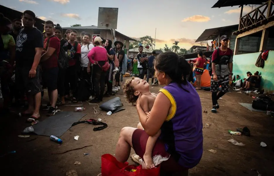 María espera en la plaza central de Bajo Chiquito para tomar una barca y remontar el río. En unos días espera llegar a México. Aún les quedan cuatro países por cruzar.