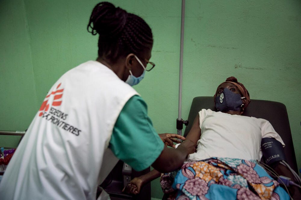 Una enfermera de MSF atiende a una paciente con VIH en República Centroafricana. 