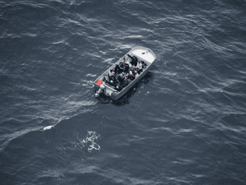 Un pequeño bote de personas que esperan ser rescatadas es visto desde el avión de búsqueda y rescate de Sea Watch