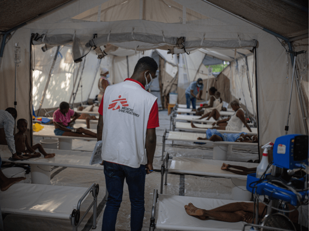Un promotor de salud de MSF monitorea a pacientes en un Centro de Tratamiento contra el Cólera en Haití