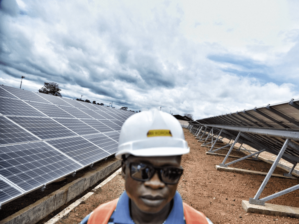 El Hospital de MSF en el distrito funciona con un sistema eléctrico híbrido de energía solar y generadores de diésel.