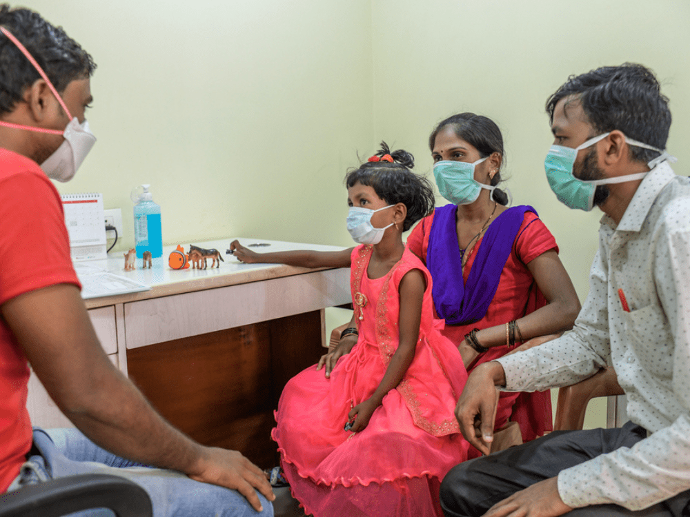 Personal de MSF asesora a los padres de una niña de seis años con TB-MDR en Mumbai- India.