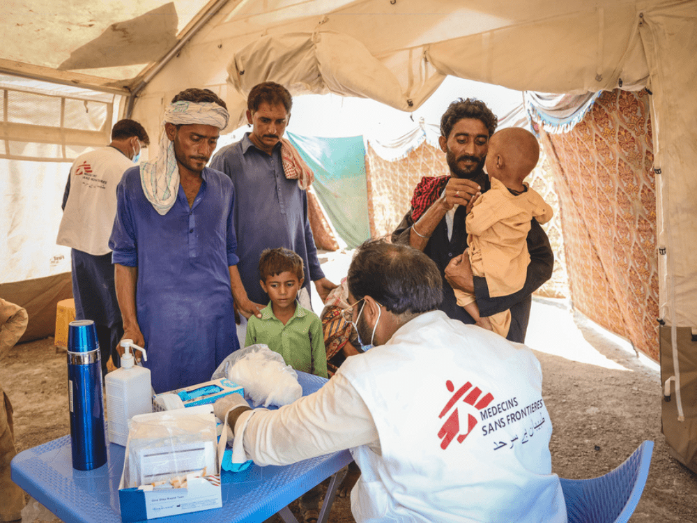 Personal de MSF brinda atención médica a la población afectada por las inundaciones en Pakistán