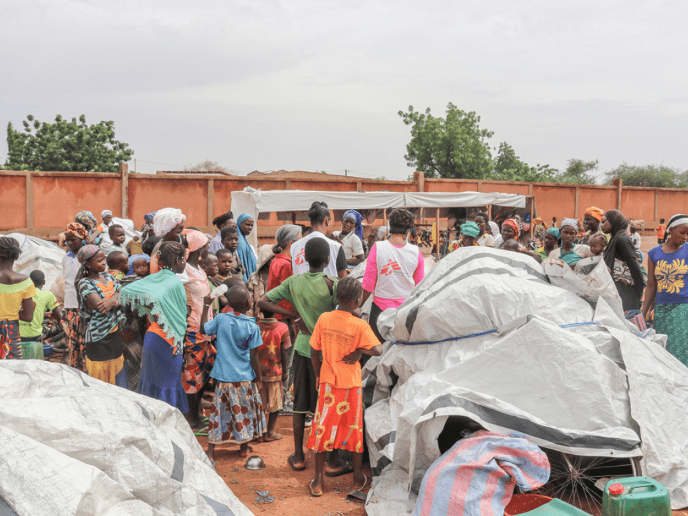 MSF brinda atención a la población en el campo al aire libre para personas que huyeron de la inseguridad y la violencia en el estadio regional de Kaya