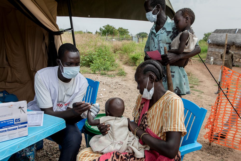 Un miembro del personal de MSF realiza una prueba rápida de malaria a una niña en Sudán del Sur