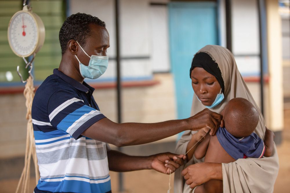 Un niño es examinado por el equipo médico en el Hospital de MSF en el complejo de refugiados de Dagahaley.