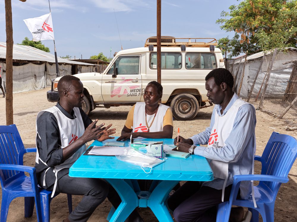 Un equipo de trabajadores de MSF sanitarios de la comunidad en el campo de personas internamente desplazadas de Bentiu, hablando de la campaña de vacunación contra la hepatitis E