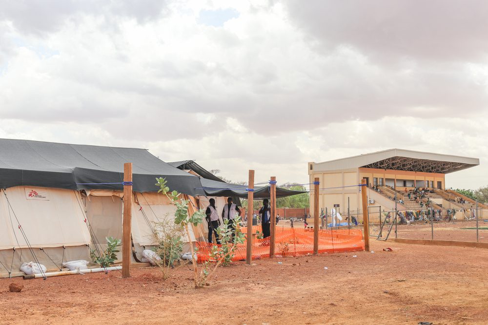 Vista de la clínica móvil administrada por MSF en el estadio regional de Kaya