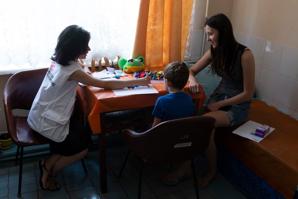El equipo de psicología de MSF brinda atención de salud mental a la población desplazada por la guerra en Ucrania