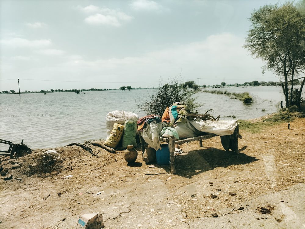 La población afectada por las inundaciones tuvo que moverse a las orillas de las carreteras inundadas en Pakistán