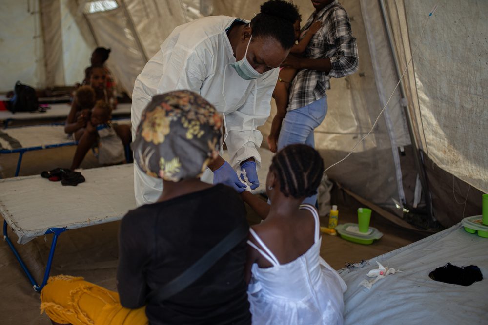 Una enfermera de MSF brinda atención a una niña con síntomas similares al cólera. Haití 2022