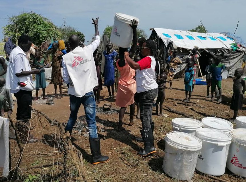 Personal de MSF distribuye NFI´s a la población desplazada