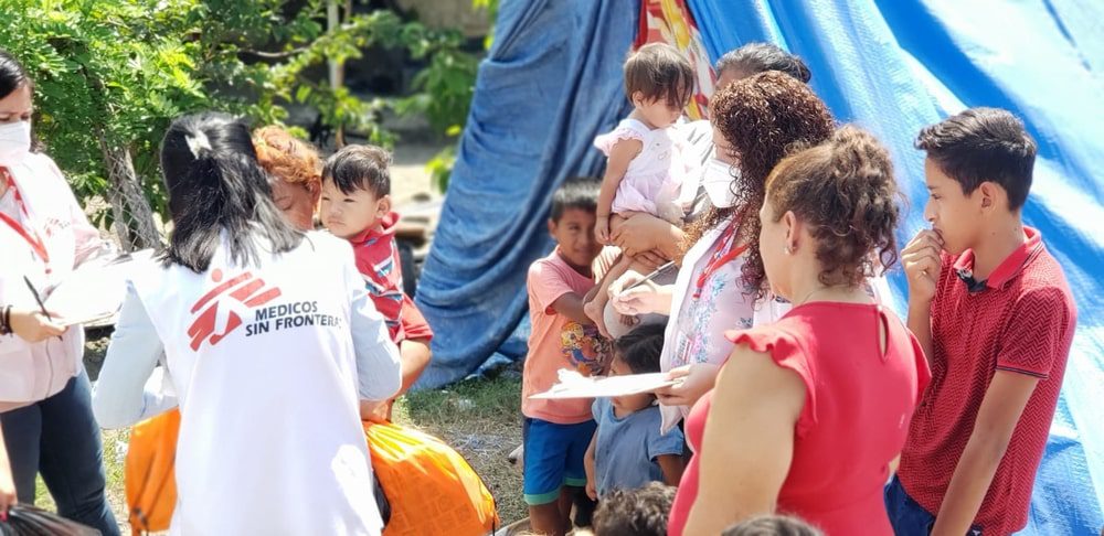 El equipo de educación comunitaria de MSF hizo entrega de kits de higiene como parte de la respuesta a la emergencia por las inundaciones en Honduras.