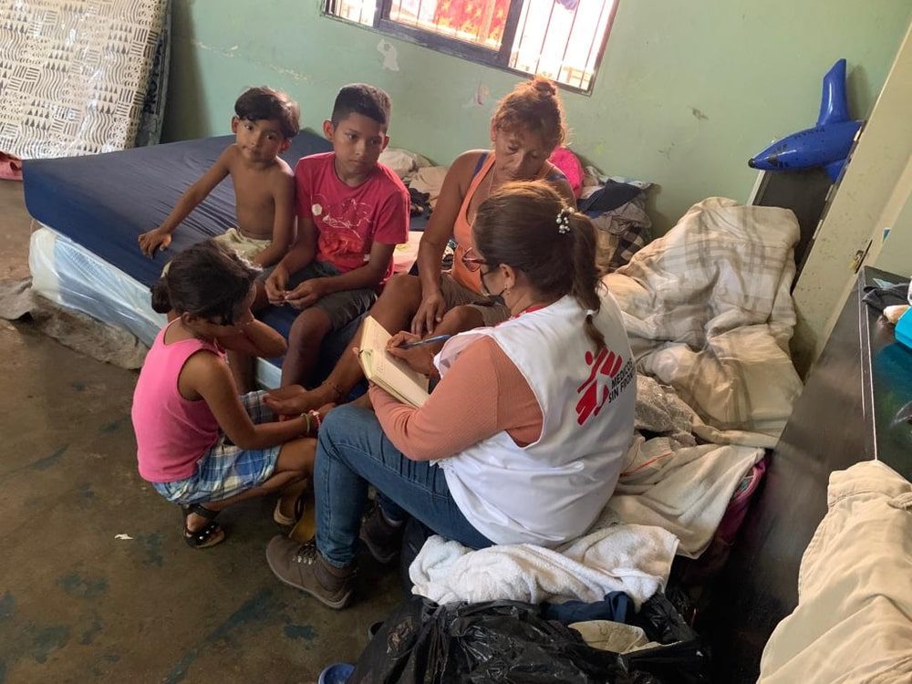 Una familia recibe atención por parte del equipo de MSF en el albergue de Yoro, Honduras