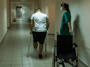Fisioterapeutas de MSF brindan atención a personas heridas por la guerra en Ucrania