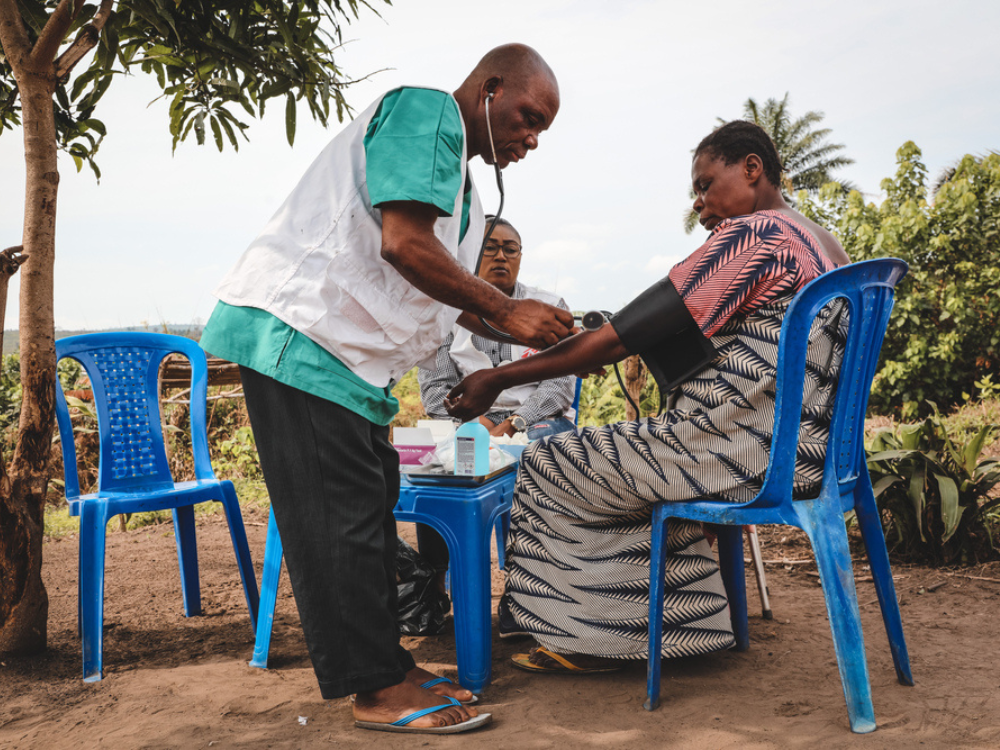 MSF brinda atención médica en el campo de personas desplazadas de Hervé Farm en Kwamouth, RDC