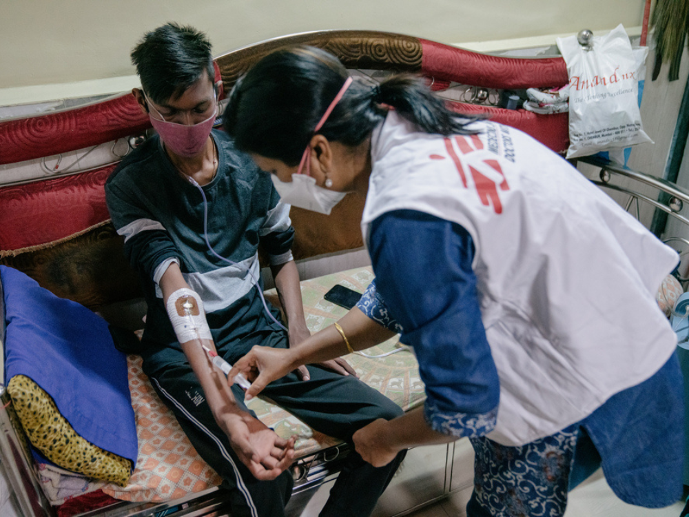 Enfermera de MSF, realiza el procedimiento de pre-infusión para un paciente de TB-DR en Mumbai, India.