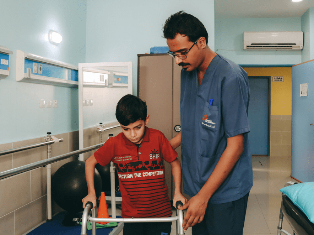 Terapeutas ocupacionales de MSF como Yousef Alwikhery ayudan a las y los pacientes heridos en su largo camino hacia la recuperación