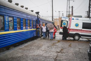 Llegada a Leópolis del primer tren medicalizado de MSF en Ucrania. 1 de abril de 2022.