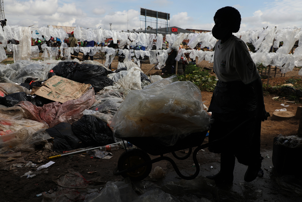 Una mujer recoge una basura en el depósito de reciclaje de residuos sólidos de Mbare. 