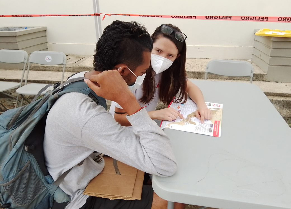 Olimpia Garduño, de MSF, en una clínica móvil de MSF asiste a migrantes de venezuela