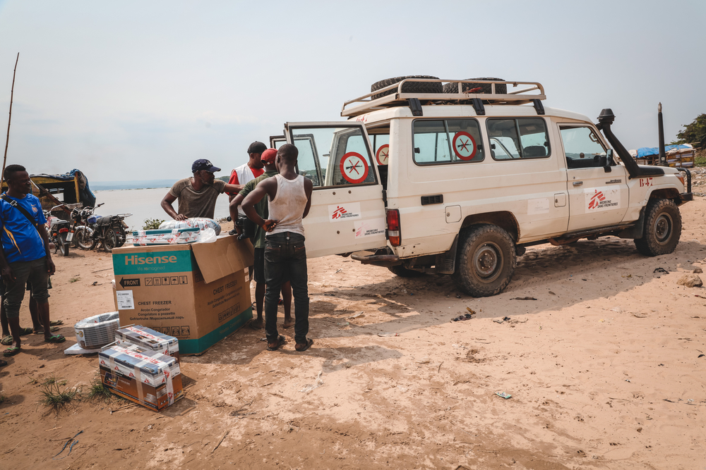 Llegada a Kwamouth de suministros médicos para el equipo de respuesta de emergencia de MSF