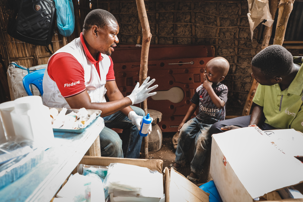 Clínica móvil de MSF en el campo para personas desplazadas de Simbambéli en Kwamouth, RDC 