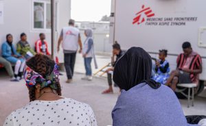 Pacientes en la sala de espera fuera de la clínica móvil en el Centro de Acceso de Control Cerrado en Zervou, Samos
