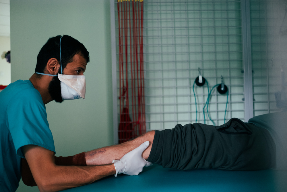 Fisioterapeutas de MSf brindan atención a pacientes heridos de guerra en Ucrania.