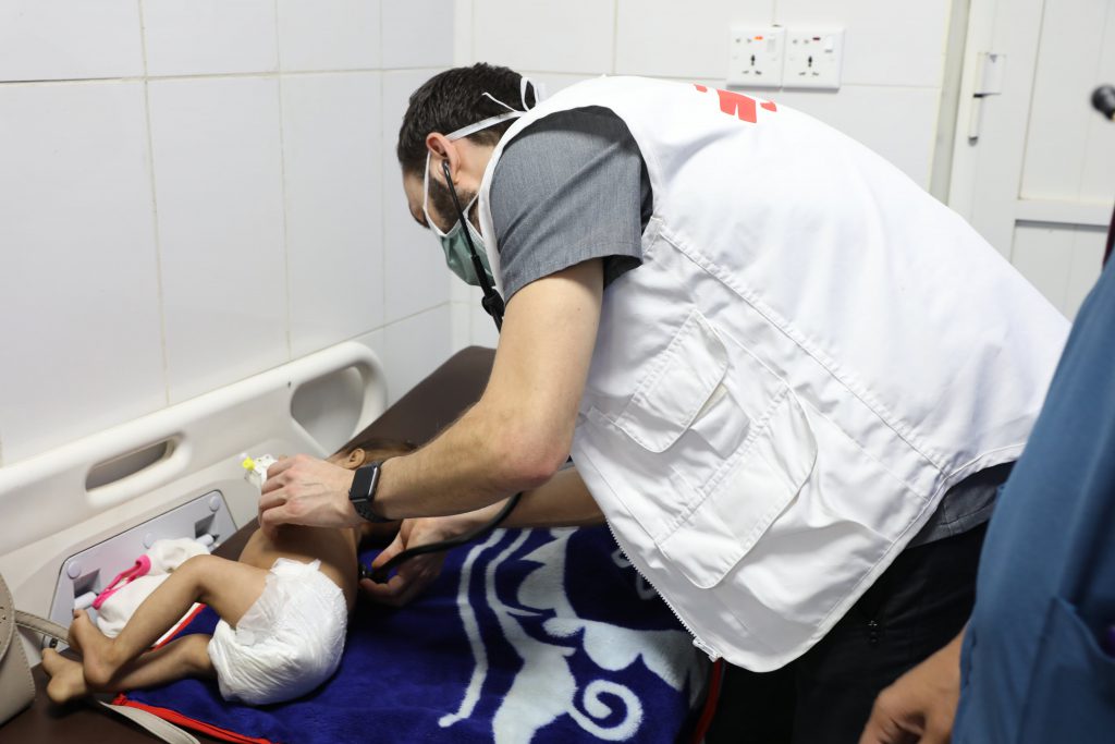 Matt Cloutier atendiendo a un paciente en Yemen © Majd Aljunaid / MSF 
