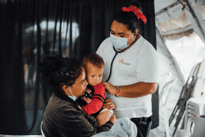 Una consulta médica a una madre y su bebé en la estación migratoria de San Vicente.