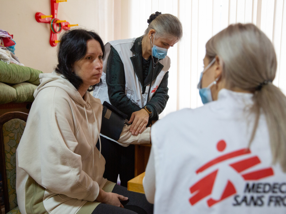 Iryna, es atendida por personal médico de MSF en Ucrania