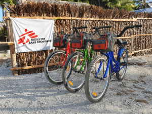 El trabajo de MSF consiste en reducir el impacto de nuestras actividades en Kiribati, como escenario vulnerable al clima. El equipo se desplaza en bicicleta