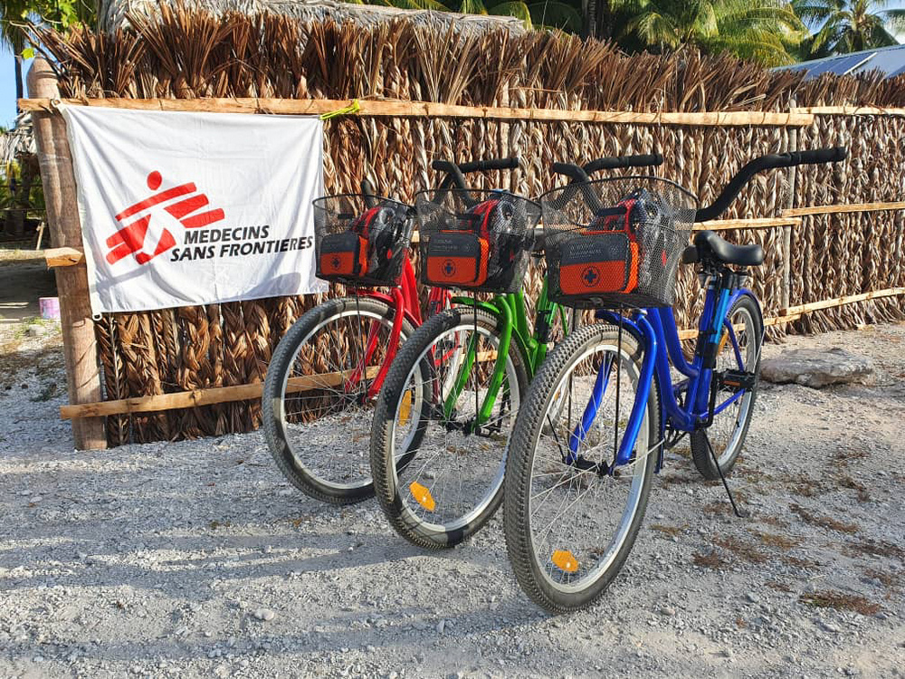 El trabajo de MSF consiste en reducir el impacto de nuestras actividades en Kiribati, como escenario vulnerable al clima. El equipo se desplaza en bicicleta