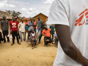 Los equipos de MSF ensibilizan a los habitantes sobre la atención sanitaria descentralizada