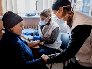 MSF brinda atención médica a las mujeres, y apoyo al personal sanitarios local para ayudarles a mejorar su trabajo