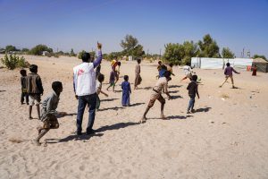 Un trabajador de salud mental de MSF, organiza sesiones de juego con niños en el campo Al-Khuseif para personas internamente desplazadas en Marib, Yemen