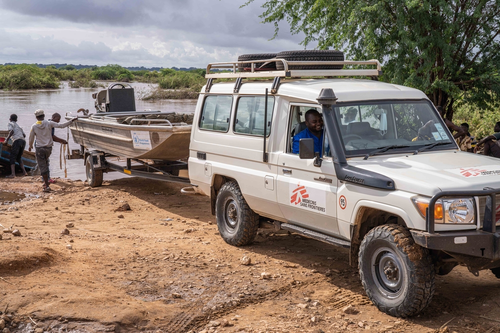 Los equipos de MSF están poniendo en el agua un barco, prestado por el Programa Mundial de Alimentos, para transportar personal sanitario, medicamentos y material médico para apoyar al Ministerio de Salud en la reapertura del centro de salud de la península de Makhanga, que quedó inundado por la tormenta tropical Ana.