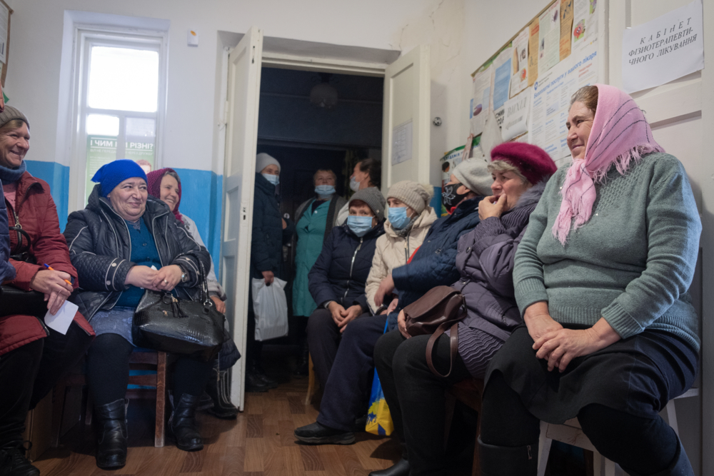 Pacientes esperan su consulta de atención primaria y de salud mental en la clínica móvil de MSF
