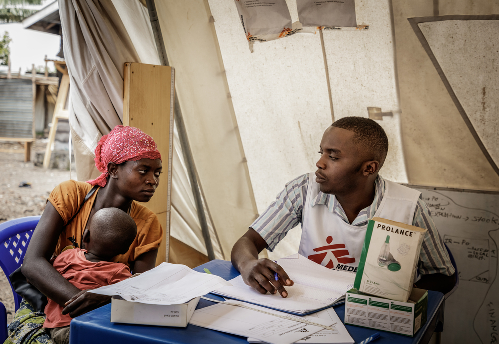 Naomi y su hijo Alexis en consulta con el equipo de Médicos Sin Fronteras en República Democrática del Congo