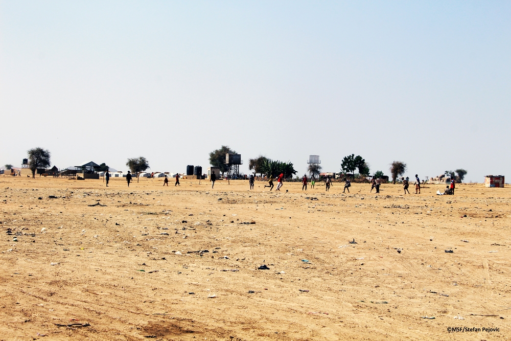 Personas desplazadas juegan al fútbol en un campo para desplazados en Pulka, en el estado de Borno, al noreste de Nigeria