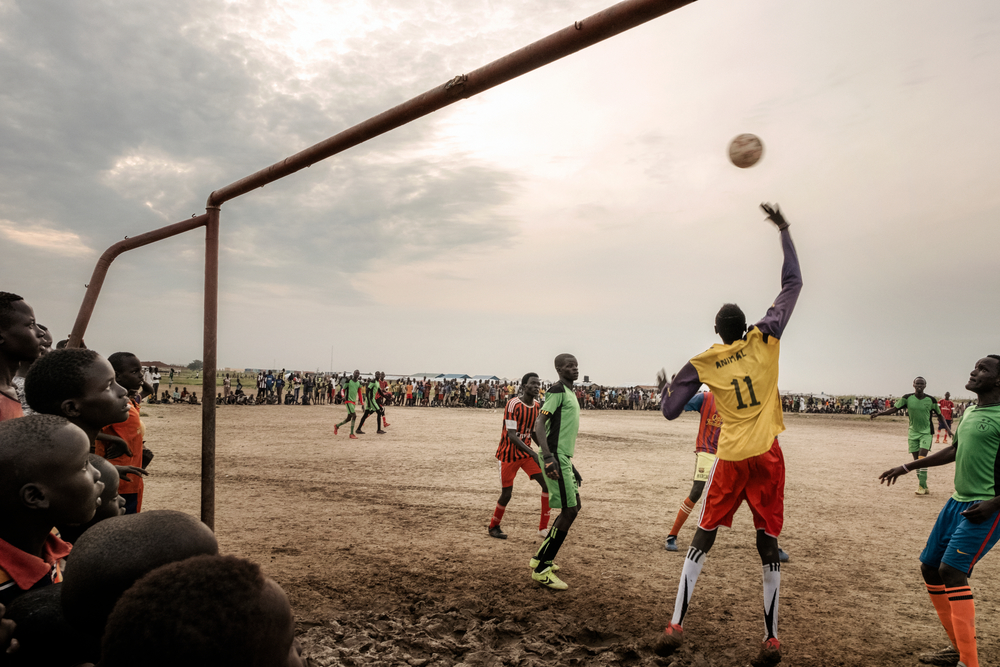 Niños se reúnen durante la puesta del sol, entreteniéndose con partidos de fútbol en los campamentos para personas desplazadas en Bentiu, Sudán del Sur