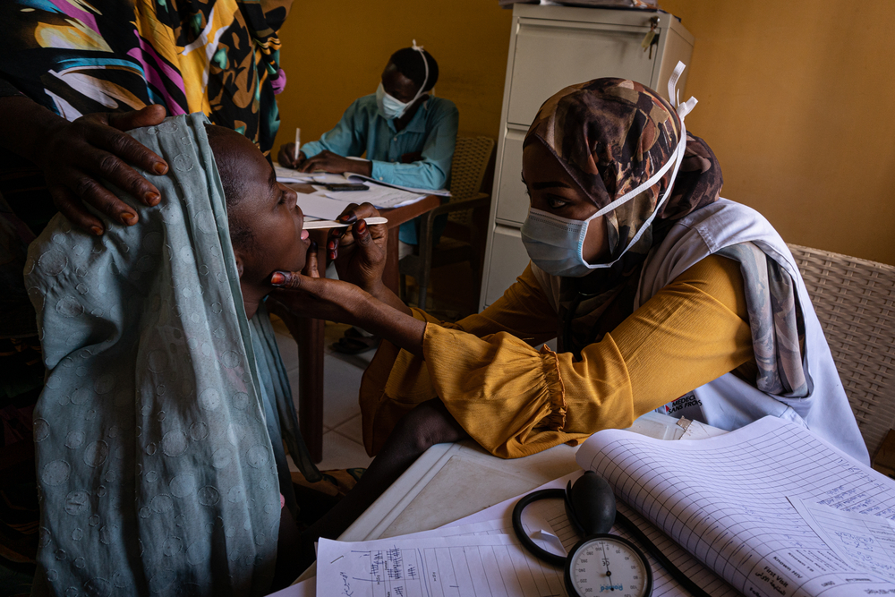 Actividades médicas en la clínica fija de MSF, la farmacia, triaje y la sala de espera