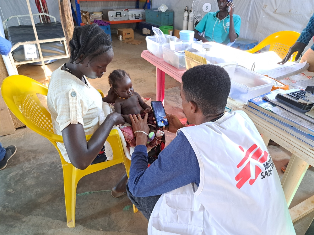 Consulta médica de MSF en el campo para personas desplazadas de Kule