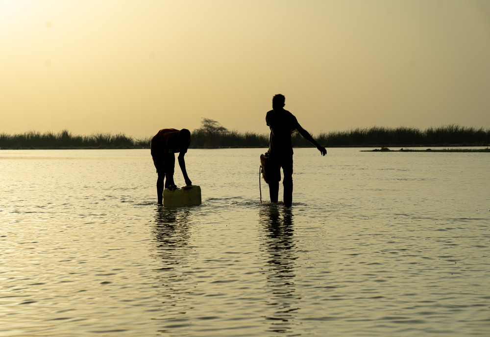 Dos niños recogen agua en el salado lago Turkana, la principal fuente de agua de Illeret, Kenia