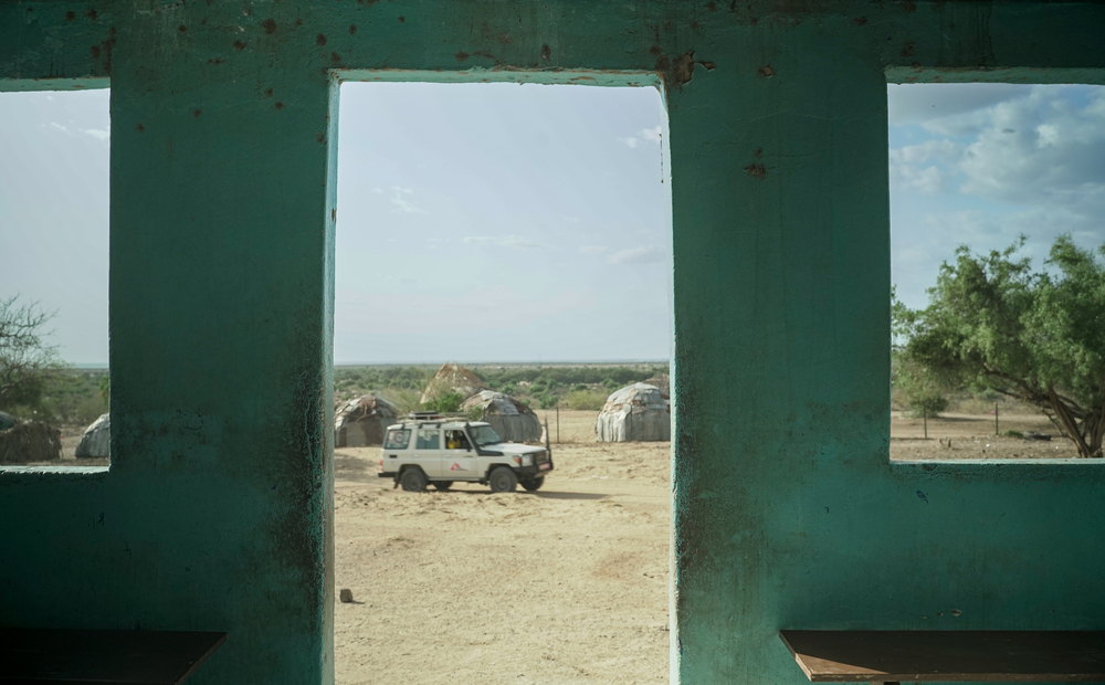 Un vehículo de MSF estacionado en el centro de salud de Illeret, Kenia