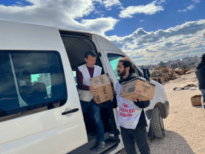 Equipo de MSF en la donación de artículos de primera necesidad en Adiyaman, sur de Turquía