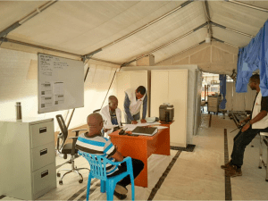 Personal médico de MSF trabaja en colaboración con el Ministerio de Salud en el recién inaugurado hospital rural de Kajo Keji, Sudán del Sur.