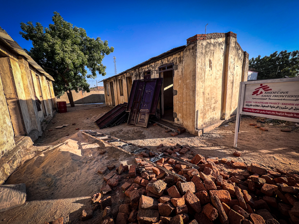 Los equipos de MSF comienzan a reconstruir y rehabilitar las salas de hospital destruidas en la ciudad de Krenik. Sudán